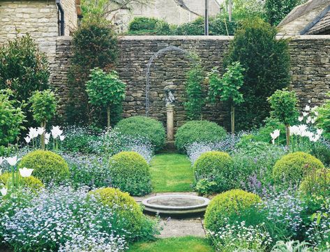 Love this garden Garden Symmetry, Circular Garden, Low Maintenance Garden Design, Boxwood Garden, Backyard Garden Diy, Zen Garden Design, Gardening Projects, Outdoor Deco, Mary Mary