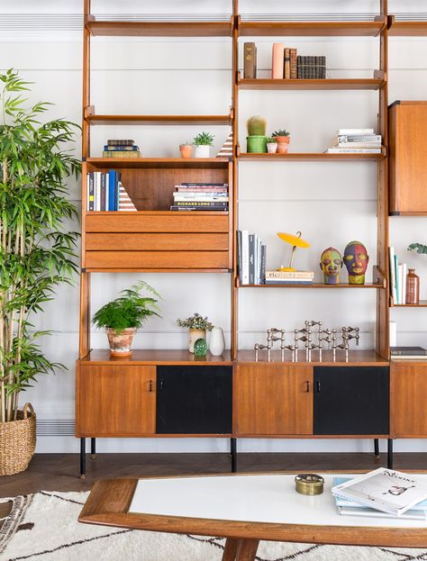 A mid-century apartment design. Tour this retro home with 1950s and 1960s furniture and lighting, including this amazing mid-century bookcase and storage unit. Decorate Cubicle At Work, Mid Century Wall Unit, Retro Apartment, Mid Century Bookcase, 1960s Furniture, Shelving Storage, Sala Grande, Wall Units, Mid Century Modern Walls