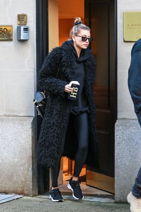 Hailey Baldwin oversize fit teddy coat style inspiration for winter / MÉLÒDÝ JACÒB Black Teddy Coat, Teddy Coat Outfit, Hailey Baldwin Street Style, Winter Mode Outfits, Mode Mantel, Hailey Baldwin Style, Sneakers Street Style, Looks Street Style, Teddy Coat