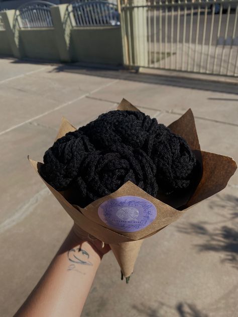 Crochet Black Rose, Cyberpunk Clothes, Crochet Black, Flower Bouquet Diy, Yarn Flowers, Crochet Geek, Crochet Bouquet, Black Roses, Geek Fashion