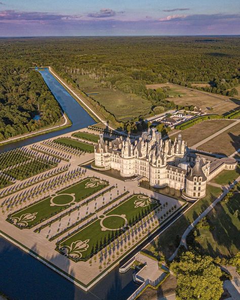 present Chambord Castle, Castle Architecture, Real Castles, Normandie France, Castle Mansion, Travel Japan, Castle Garden, Classic Garden, Chateau France