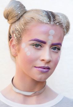 DIY: Glitter Roots Alien Space Buns Halloween Tutorial Alien Hairstyles, Alien Halloween Makeup, Alien Make-up, Alien Halloween Costume, Glitter Roots, Space Costumes, Alien Makeup, Alien Party, Alien Halloween