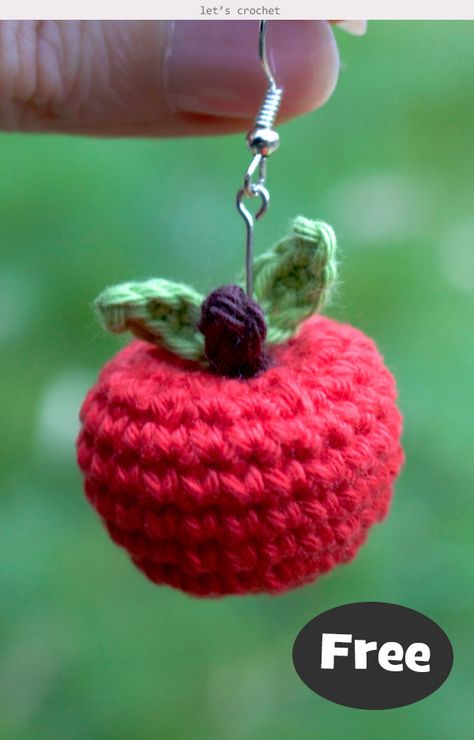 Kawaii Apple Keychain Free Crochet Pattern #freecrochetpatterns  #crochetkeychain  #crochetamigurumi Mini Amigurumi Pattern, ميدالية مفاتيح, Crochet Apple, Tiny Crochet, Amigurumi Minta, Mini Amigurumi, Crochet Fruit, Crochet Earrings Pattern, Crochet Keychain Pattern