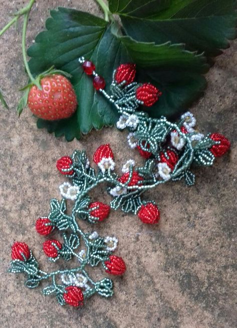 Strawberry bracelet Strawberry Beading Pattern, Bead Strawberry Pattern, How To Make A Beaded Strawberry, Beads Strawberry Tutorial, Bead Strawberry, Strawberry Accessories, Strawberry Bracelet, Strawberry Festival, Fashion Diy