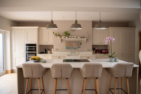 Shaker kitchen in Skimming Stone by Farrow & Ball Skimming Stone, Old Fashioned Kitchen, Shaker Kitchen, Kitchen Collection, Green Kitchen, Kitchen Projects, Farrow Ball, Kitchen In, Old Fashioned