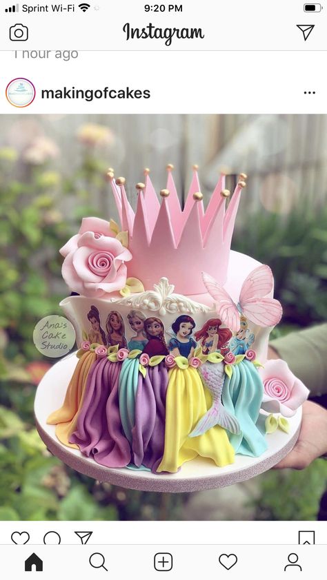 Disney Princess Flower Centerpieces, Kue Disney, Disney Princess Birthday Cakes, Flori Fondant, Prince Cake, Dresses Dinner, Disney Princess Cake, Disney Princess Birthday Party, Disney Birthday Cakes