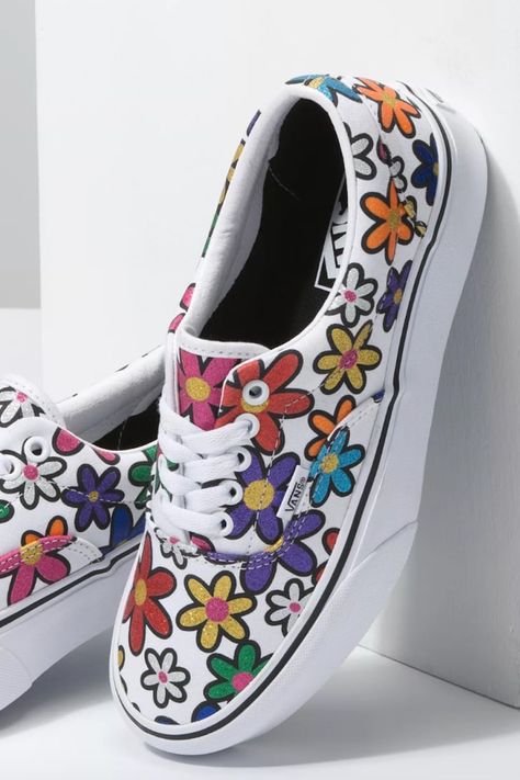 Vans Design Shoes Diy, Diy Canvas Shoes, Sneakers Painting Ideas, Shoes Painting Ideas, Shoe Painting Ideas Vans, Embroidered Shoes Diy, Diy Sneakers Designs, Painted Vans Slip On, Converse Painting