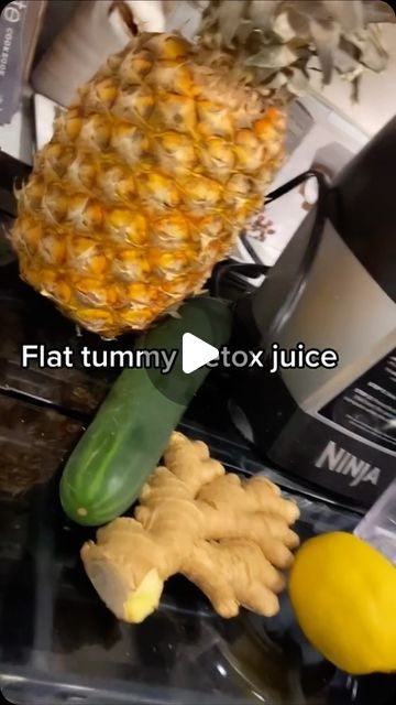 Smoothie 🥝🥑🍌🍍🍹 on Instagram: "Flat Belly Detox Drink! Stop inflammation
Follow me 👉🏻 @balissahealthtips 
 #juice #blameitonthejuice #mule #bellyrecipe #easyrecipes #juicerecipes #reduce inflammation #rvlifestyle" Flat Belly Remedies, Juice For Flat Stomach, Green Juice For Flat Belly, Flat Tummy Juice Recipe, Juice For Stomach Inflammation, Flat Belly Smoothie Fat Burning, Flat Stomach Juice Recipe, Debloating Juice Recipe, Juicing With Pineapple Recipes