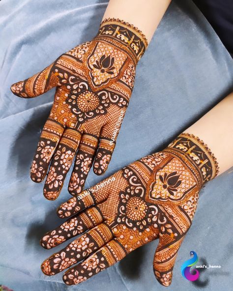 Traditional yet contemporary design! Discover the intricate beauty of mehendi with our range of bookings that cater to all styles and occasions. DM now to book your spot or inquire about our services!" #mehendi #hennadesign #traditionalmehendi #pune #punemehendiartist Back Mehendi Designs, Western Mehendi, Mahanadi Design, Henna Beginners, Indian Mehendi Designs, New Simple Mehndi Designs, Traditional Mehendi, Leg Mehandi, Designer Mehendi