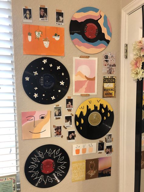 lolz 45 Vinyl Records Crafts, Record Wall Decor Aesthetic, Record Wall Decor, Vinyl Record Crafts, Record Crafts, Dream Bedroom Inspiration, Dorm Inspiration, Easy Room Decor, Diy Room Decor For Teens