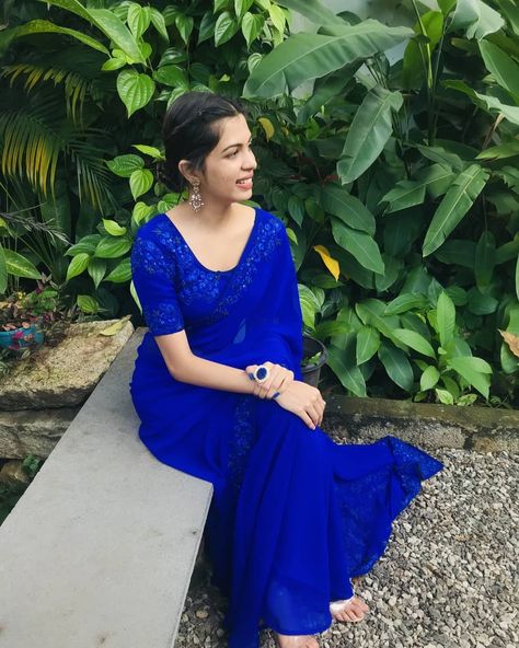 Graduation Saree Ideas College, Blue Fancy Saree, Farewell Blouse, Diya Krishna, Shadi Season, Sarees Simple, Sangeet Look, Royal Blue Saree, Celebrity Saree