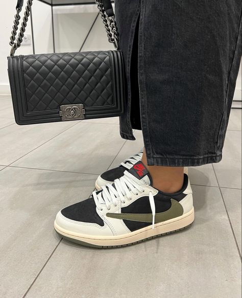 Travis Scott Shoes Outfit, Travis Scott Shoes, Buty Jordan, Travis Scott Jordan 1, Обувь Air Jordan, Yeezy Boots, Vestiti Edgy, Trendy Shoes Sneakers, Womens Adidas