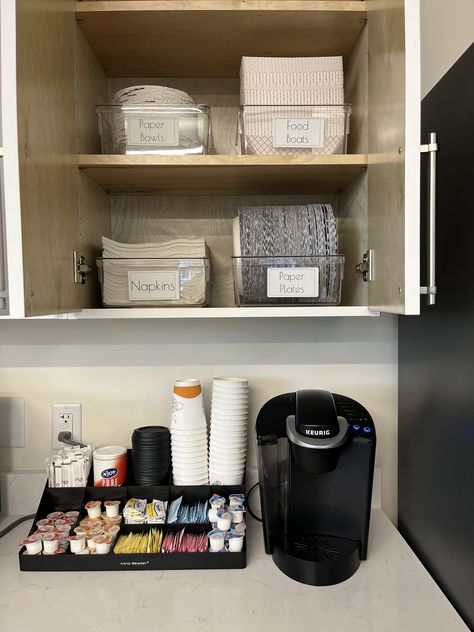 Workplace Breakroom Ideas, Small Employee Break Room Ideas, Employee Lounge Ideas Break Room, Small Break Room Ideas, Small Staff Room Ideas, Small Office Ideas Business, Office Coffee Area, Breakroom Design, Employee Break Room