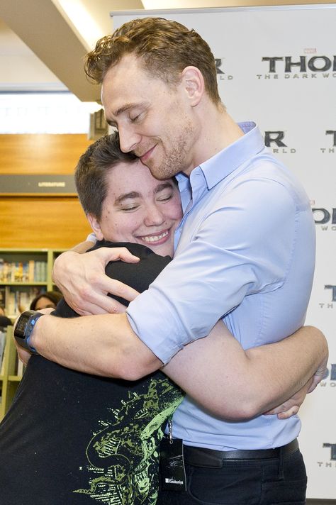 The way he hugs his fans and genuinely appreciates them....I want my damn Hiddles Hug! Thor 2, Thomas William Hiddleston, The Dark World, Loki Marvel, Tom Hiddleston Loki, Tom Hiddleston, Marvel Cinematic, A Fan, Loki