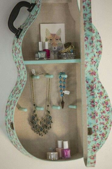 . Repurposed Guitar, Guitar Shelf, Old Musical Instruments, Rodeo Jewelry, Guitar Diy, Diy Upcycling, Repurposed Items, Guitar Case, Fantastic Furniture