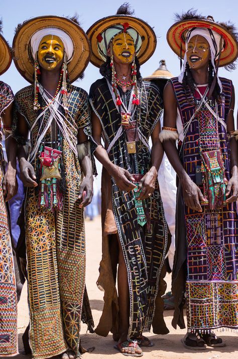 The Male Beauty Contest of the Sahara Desert (c) Weidinger African Nomads, Wodaabe Tribe, Desert Culture, The Sahara Desert, Painted Faces, Global Village, African People, Sahara Desert, Samana