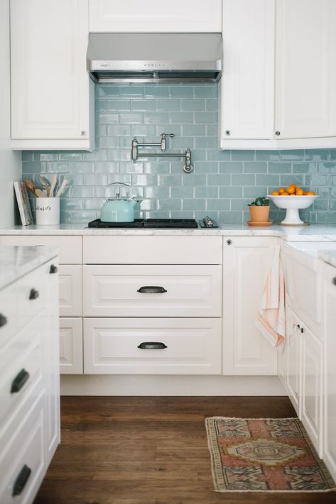 A fresh summery kitchen at The Ginger Home Blue Backsplash, Kitchen Glass, Backsplash Tiles, Kitschy Kitchen, Smitten Kitchen, Classic Kitchen, Ideas Hogar, Kitchen Tile, Kitchen Trends