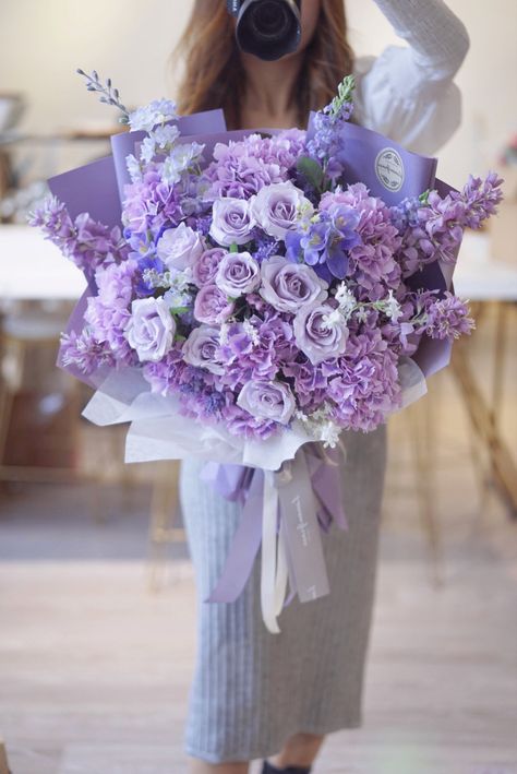 Wedding Flower Arrangements Church, Beautiful Roses Bouquet, Purple Flower Bouquet, Purple Bouquets, Birthday Flowers Bouquet, Luxury Flower Bouquets, Large Flower Arrangements, Flower Bouquet Diy, Purple Bouquet