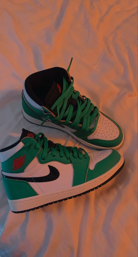 Lucky Green Jordan 1, Zapatillas Nike Jordan, Green Jordans, Shoes Wallpaper, Cute Nike, Jordan Shoes Girls, Pretty Shoes Sneakers, Jordan Shoes Retro, All Nike Shoes