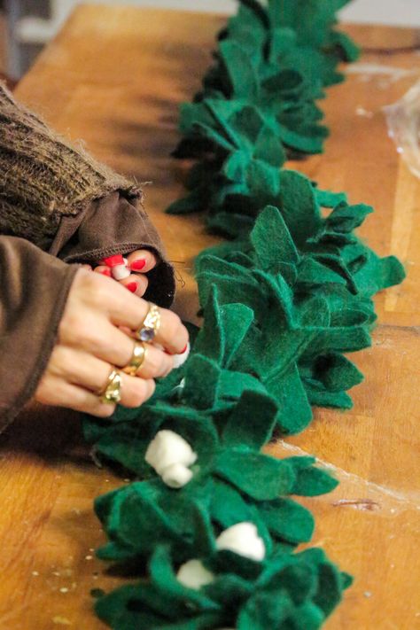 Making the West Elm Mistletoe Garland on a Budget — The Sorry Girls West Elm Christmas, Mistletoe Garland, Mistletoe Diy, Diy Felt Garland, Faux Garland, The Sorry Girls, Diy Christmas Garland, Garland Diy, Felt Garland