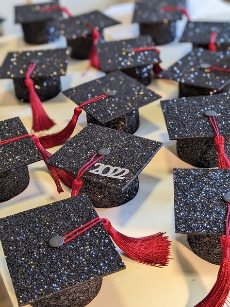 New! Black Glitter Graduation Caps attached to elastic or a black hard headband. Choose a tassel color and the number 2022 placed on the top of the cap! Our party hats and crowns are attached to a comfortable elastic and meant to be worn around the back of the head, behind the ears. Tilt to the side for a fun, whimsical look! LITTLE BLUE OLIVE SHOP CROWNS and HATS are the perfect accessory for birthday celebrations, memorable photo shoots and every day fun for dress up. Hats are hand crafted of Graduation Day Ideas, Graduation Hat Diy, Graduation Hat Ideas, Graduation Cap Diy, Glitter Graduation Cap, Beach Dessert, Graduation Party Cake, Cap Graduation, Diy Graduation Gifts