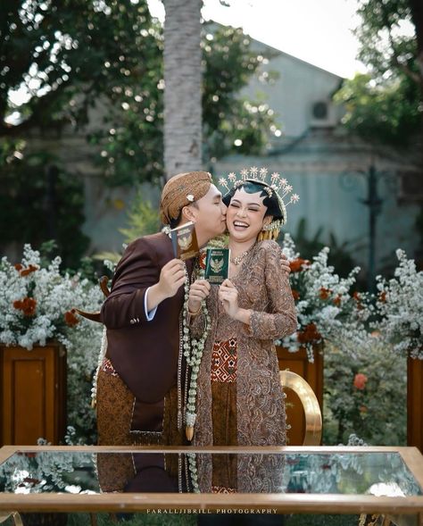 Akad nikah yang syahdu dengan adat Jawa di tengah nuansa dekorasi garden yang asri. Perpaduan tradisi dan alam menciptakan momen yang begitu istimewa. Cinta dan keindahan bersatu dalam kesakralan janji suci mereka! 🌷🕊️ Photo & Video by @faralljibrill_official MUA & Attire by @mimimakeupart Decoration by @ami_dekorasi WO by @samaradana_organizer Entertaint by @dejavakeroncong Venue by @houseofdanarhadi Catering by @happytuticatering Seserahan by @theseserahan #weddingday #weedingphotography... Akad Nikah Jawa, Wedding Adat Jawa, Nikah Adat Jawa, Foto Akad, Kebaya Brokat Modern, Brokat Modern, Moodboard Wedding, Adat Jawa, Kebaya Brokat