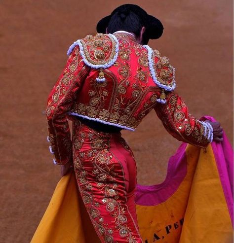 (19) Tumblr Demna Gvasalia Vetements, Matador Costume, Red Cape, Flamenco Dancers, Cool Poses, Matador, Spanish Style, European Fashion, Art Reference