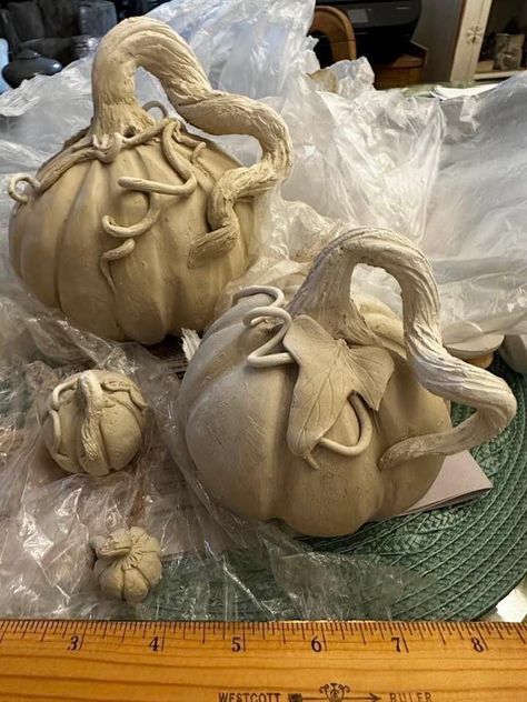 Clay Pumpkins, Pumpkin Pottery, Clay Workshop, Pumpkins Diy, Clay Fruit, Clay Idea, Clay Pumpkin, Art Final, Homemade Clay