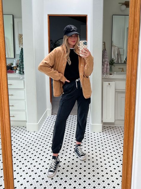 This is my go-to comfy school drop off look for this fall and winter! The perfect mom style for busy days. It's also an easy outfit for travel days. Tap to shop this casual outfit! School Play Outfit, School Drop Off Outfit Mom Winter, School Drop Off Outfit Mom, School Drop Off Outfit, Nanny Outfits, Young Mom Style, 2024 Ootd, Nanny Outfit, Mom Style Inspiration