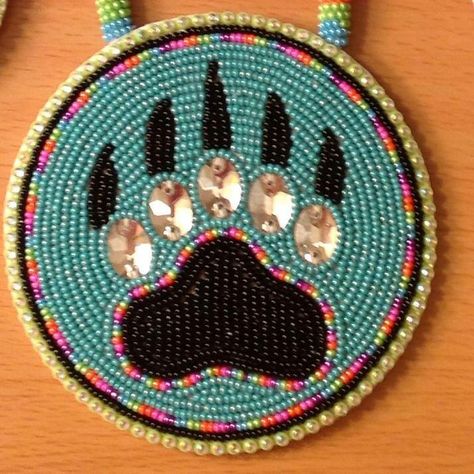 Medallion Bear Paw Design, Beaded Medallion, Indian Beadwork, Native American Beadwork Patterns, Beaded Designs, Native Beading Patterns, Native American Patterns, Beadwork Designs, Native Beadwork