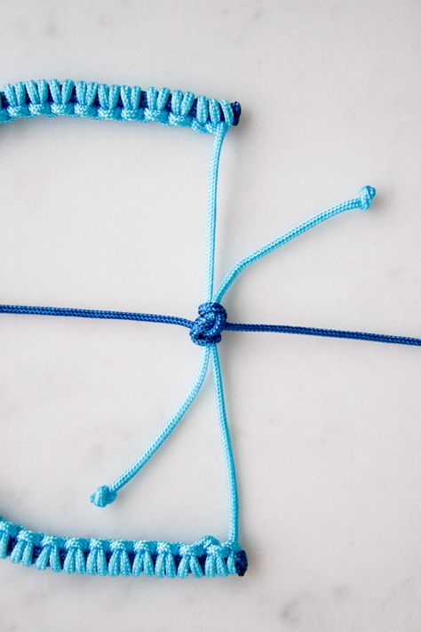 Starting and Ending Friendship Bracelets-600-12 Friendship Bracelets Ideas, Embroidery Floss Bracelets, Floss Bracelets, Purple Flower Necklace, String Bracelet Patterns, Bracelets Ideas, Friendship Bracelets With Beads, Embroidery Bracelets, Bracelets With Meaning