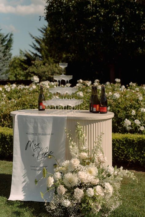 What a dreamy setup! 1 metre linen welcome sign used as the most gorgeous drinks station at @campdavidfarm 🫶🏼 _____________________ info@ateliercreativeau.com ateliercreativeau.com * * * #customsignage #weddinginvites #weddinginvitationideas #weddingflowers #weddingdesign #weddingstylist #weddingflowersau #customdesign #luxewedding #bespokeflorals #weddingdaydetails #weddingsignage #weddingstationery #eventflorals #floraldesigner #weddingcreative #invitations #weddingstationer #floraldesign... Welcome Cocktail Wedding, Linen Wedding Decor, Garden Wedding Welcome Sign, Linen Sign Wedding, Engagement Party Setup, Welcome Drinks Wedding, Welcome Drink Ideas, Wedding Signing Table, Cocktail Hour Tables