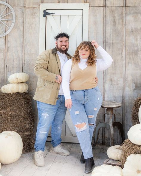 Plus Size Women Fall Pictures, Pumpkin Patch Plus Size Outfit, Couple Poses Reference Plus Size, Flattering Plus Size Poses, Fall Big Family Photos, Fall Outfits Photoshoot Couple, Fall Couples Photoshoot Plus Size, Plus Size Couple Photoshoot Photo Poses, Couples Photoshoot Plus Size Women