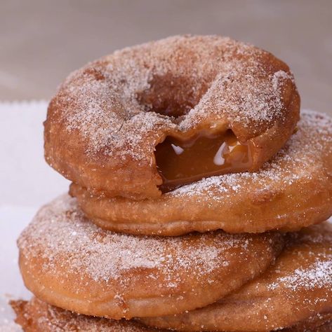 Fried Apple, Empanada Recipe, Apple Caramel, Apple Donuts, Apple Rings, Caramel Bits, Fried Apples, Deep Fry, Cinnamon Powder