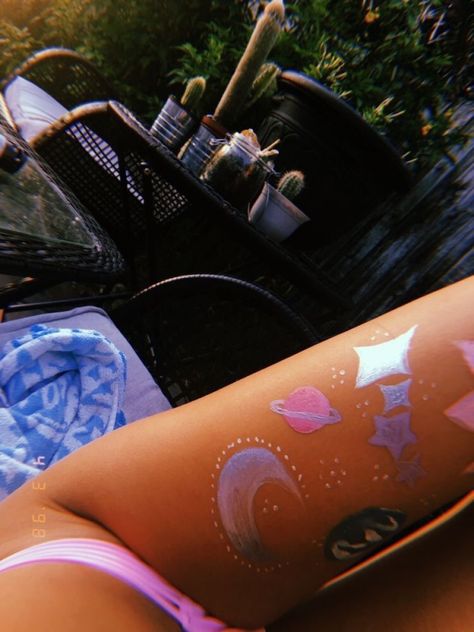 VSCO - summervybes Leg Paint Ideas, Mundo Hippie, Leg Painting, Leg Art, Skin Paint, Tumblr Art, Tattoo Women, Back Painting, Summer Painting