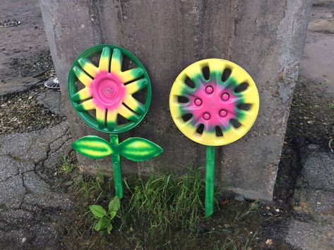 Hub Cap Flowers, Hub Caps Ideas, Hubcap Ideas, Hubcap Crafts, Painted Hubcaps, Hubcap Flowers, Hubcap Art, Yard Art Crafts, Recycled Garden Art