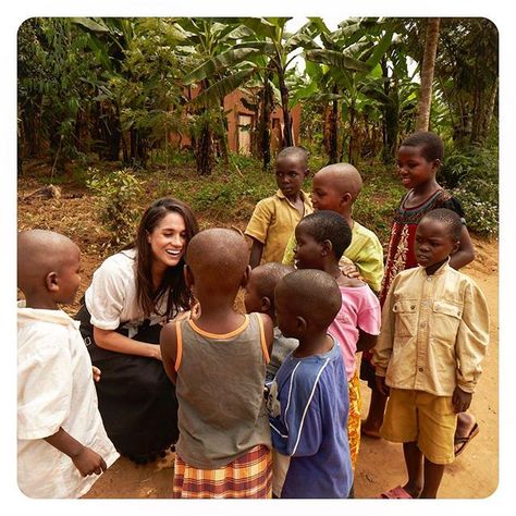 I wrote an article that's near and dear to my heart - I hope you'll take a little time to read it today! Would be most grateful 💫Link in bio and right here: http://thetig.com/how-to-be-both/ #bethechange (photo cred @gaborjurina ) Meghan Markle Instagram, Suits Actress, Prince Harry Et Meghan, The Tig, Prins Harry, Humanitarian Work, Princess Meghan, Markle Prince Harry, Meghan Markle Prince Harry