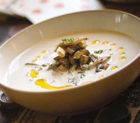 Wild Mushroom Soup with Black Trumpet Sauté Trumpet Mushrooms Recipe, Trumpet Mushroom, Green Pepper Recipes, Wild Mushroom Recipes, Edible Wild Mushrooms, Wild Mushroom Soup, Mushroom Recipes Healthy, Foraging Recipes, Mushroom Soup Recipes