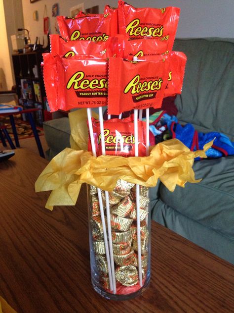 Reese's candy tower Reeses Bouquet Diy, Reese’s Candy Gift Idea, Reeses Gift Basket, Reese’s Gift Basket, Teacher Basket, Bf Valentines Gift, Candy Tower, Candy Business, Reeses Candy