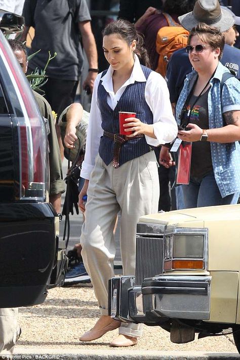 Wonder Woman Photos, Wonder Woman Outfit, Woman Photos, Wonder Woman 1984, Dc Movies, Chris Pine, Old Money Style, Work Wear Women, Equestrian Style