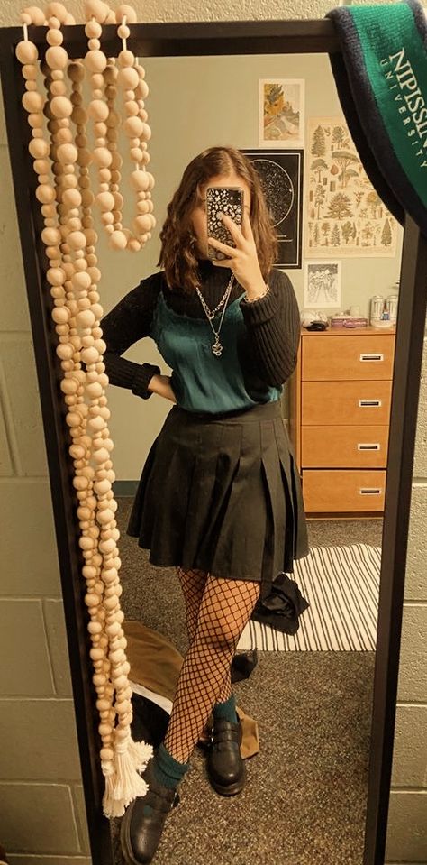 Black Skirt Turtleneck Outfit, Fishnet With Skirt, Skirt With Fishnets Outfit, Outfit With Fishnets, Skirt And Tights Outfit, Skirt With Fishnets, Skater Skirt Outfit, Fishnet Outfit, Lace Top Black