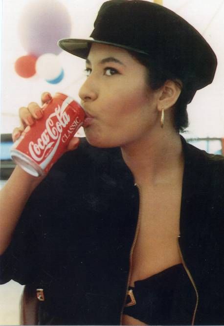 Selena refreshing herself with a Coca-Cola Classic Latino Music, Selena Quintanilla Videos, Selena Quintanilla Outfits, Selena Q, Tejano Music, Dr Pepper Can, Selena Quintanilla Perez, Ricky Martin, Selena Quintanilla