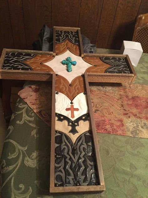 Boot top cross... can make a great memory cross by using boots that belonged to your family Cowboy Boot Crafts, Old Cowboy Boots, Western Crafts, Old Boots, Wooden Crosses, Cross Crafts, Cross Art, Diy Cross, Crosses Decor