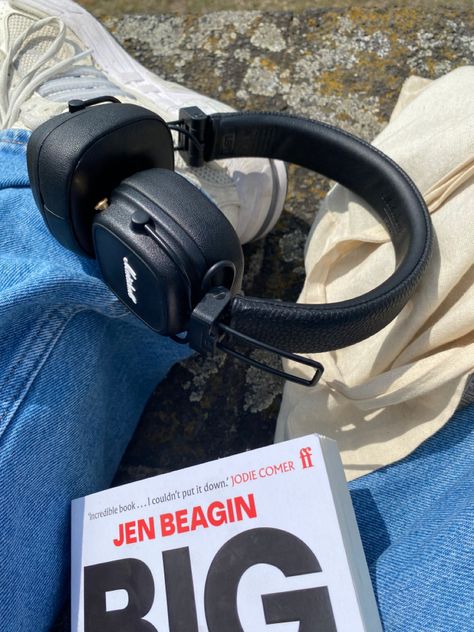 reading aesthetic, headphones, book, big swiss, aesthetic Big Headphones Aesthetic, Big Swiss, Big Headphones, Aesthetic Headphones, Headphones Aesthetic, Back To Uni, Reading Aesthetic, Jodie Comer, Pic Ideas