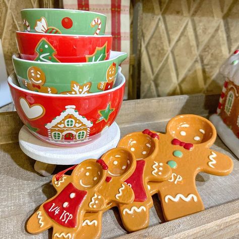 Christmas Journals, Gingerbread Kitchen, Measuring Cups And Spoons, Gingerbread Christmas Decor, Christmas Cottage, Homemade Ornaments, Christmas Journal, Holiday Games, Gingerbread Christmas