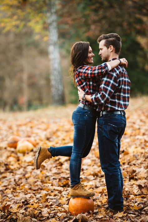 Pumpkin Engagement Photos, Flannel Engagement Photos, Couples Photoshoot Poses Pumpkin Patch, Fall Family Photos Flannel, Red Flannel Couple Pictures, Couples Fall Photoshoot Pumpkin Patch, Fall Couple Pictures Outfits Flannel, Couple Fall Photoshoot Outfits, Couples Fall Photoshoot Outfits Flannel