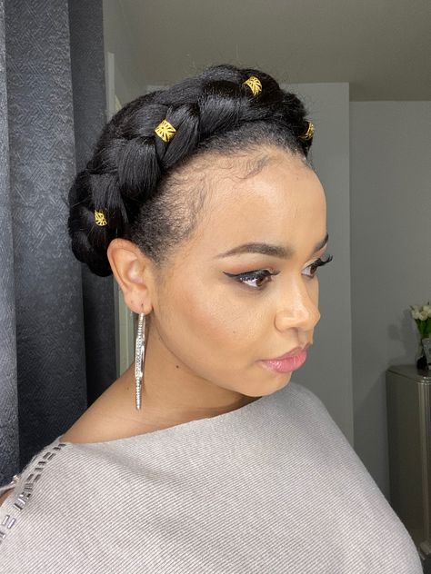 Braided Halo Hairstyles For Black Women, Crown Braids For Black Women, Halo Braids For Black Women, Halo Braid With Weave, Halo Braid Natural Hair, Halo Braid Tutorials, Braided Halo, Halo Braids, Braids Tutorial