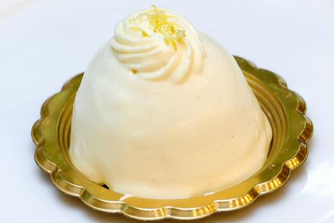 Lemon Delight: Classic Italian Lemon Dessert - Fine Dining Lovers Lemon Delight Recipe, Tiramisu Cannoli, Limoncello Desserts, Sandwiches Ideas, Lemon Delight, Genoise Cake, Dessert Lemon, Genoise Sponge, Traveling In Italy