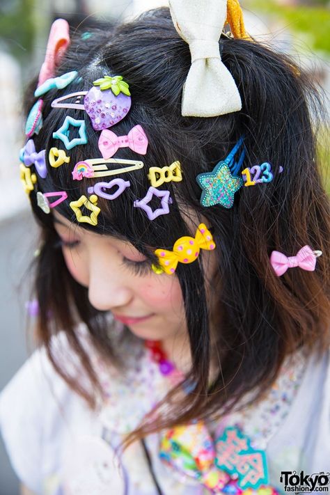 Harajuku Hair Accessories, Childlike Aesthetic, Decora Hair, Layered Skirts, Harajuku Hair, Pastel Top, Harajuku Girl, Paris Kids, Candy Bracelet