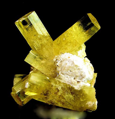 Heliodor Golden Beryl, Yellow Crystals, Minerals Crystals Rocks, Pretty Rocks, Cool Rocks, Beautiful Rocks, Mineral Stone, Minerals And Gemstones, Rocks And Gems